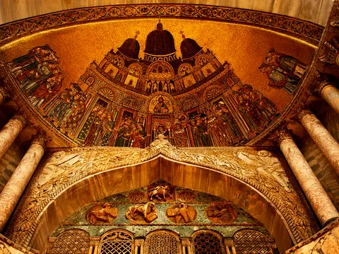 Mosaicos bizantinos dorados en el interior de la Basílica de San Marcos, Venecia