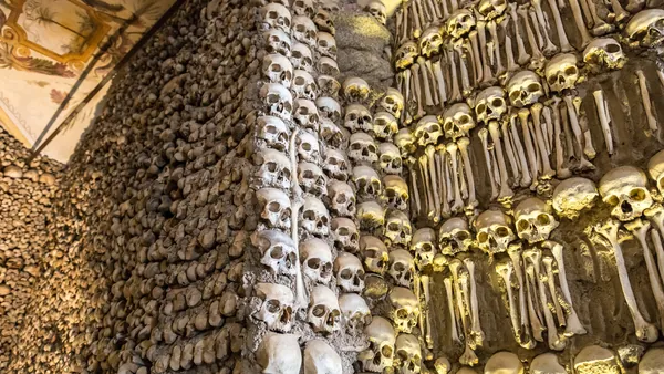 Interior de la Capilla de los Huesos de Évora, Portugal, con muros de calaveras.