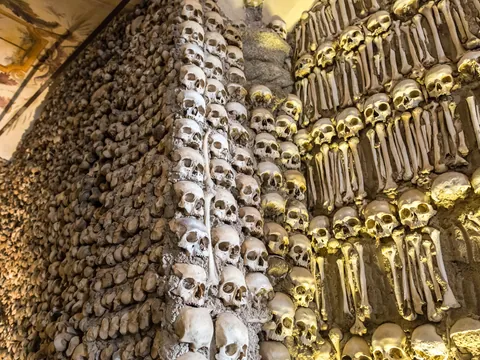 Interior de la Capilla de los Huesos de Évora, Portugal, con muros de calaveras.