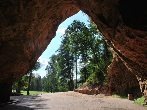 La Cueva de Gutmanis es uno de los atractivos turísticos destacados de esta excursión.