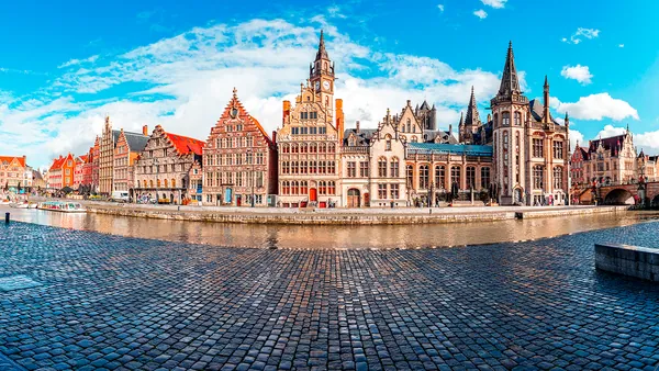 Muelles de Graslei y Korenlei en Gante con edificios históricos reflejados en el río medieval
