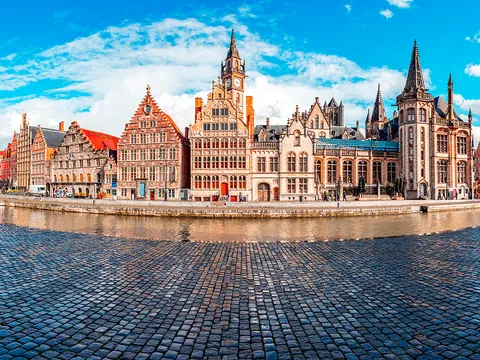 Muelles de Graslei y Korenlei en Gante con edificios históricos reflejados en el río medieval