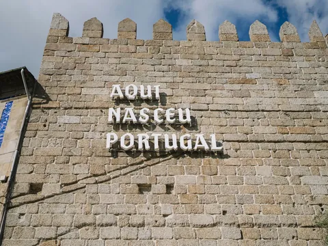 Muralla de Guimarães con el letrero “Aqui Nasceu Portugal”
