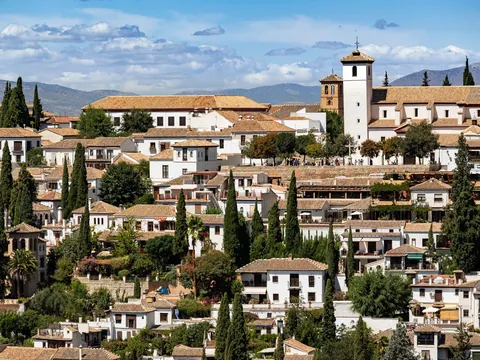 Vistas del barrio del Albaicín y la iglesia de San Nicolás en Granada, España