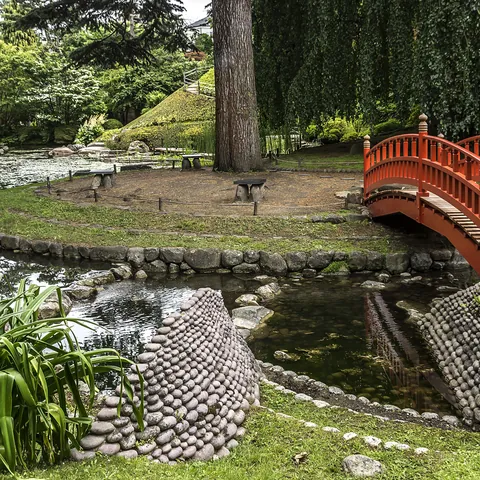 Puente rojo en el Bois de Boulogone de París