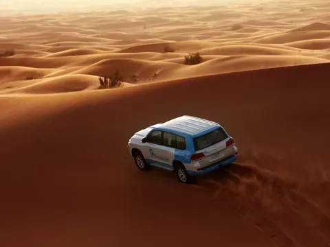 Safari Premium Dunas Rojas Deierto Dubai Oasis Dinerat Marmoon 4x4 paseo Camello Henna Alcones Danzaespectaculo Sandboarding Barbacoa Emiratos Arabes