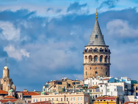 Torre de Gálata sobre el casco histórico de Estambul, Turquía