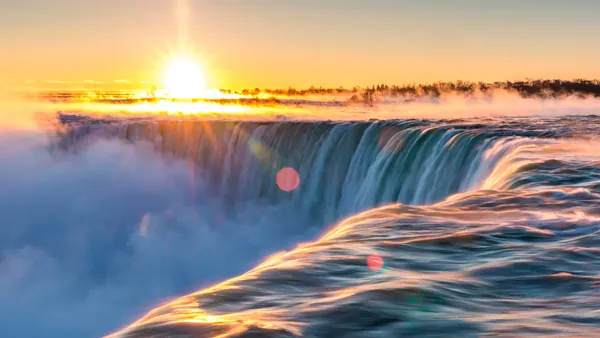 Amanecer en las Cataratas del Niágara, frontera entre Estados Unidos y Canadá