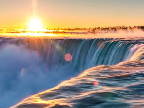 Amanecer en las Cataratas del Niágara, frontera entre Estados Unidos y Canadá