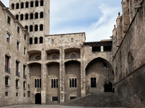 Vista interior de la Plaza del Rey en el Barrio Gótico de Barcelona