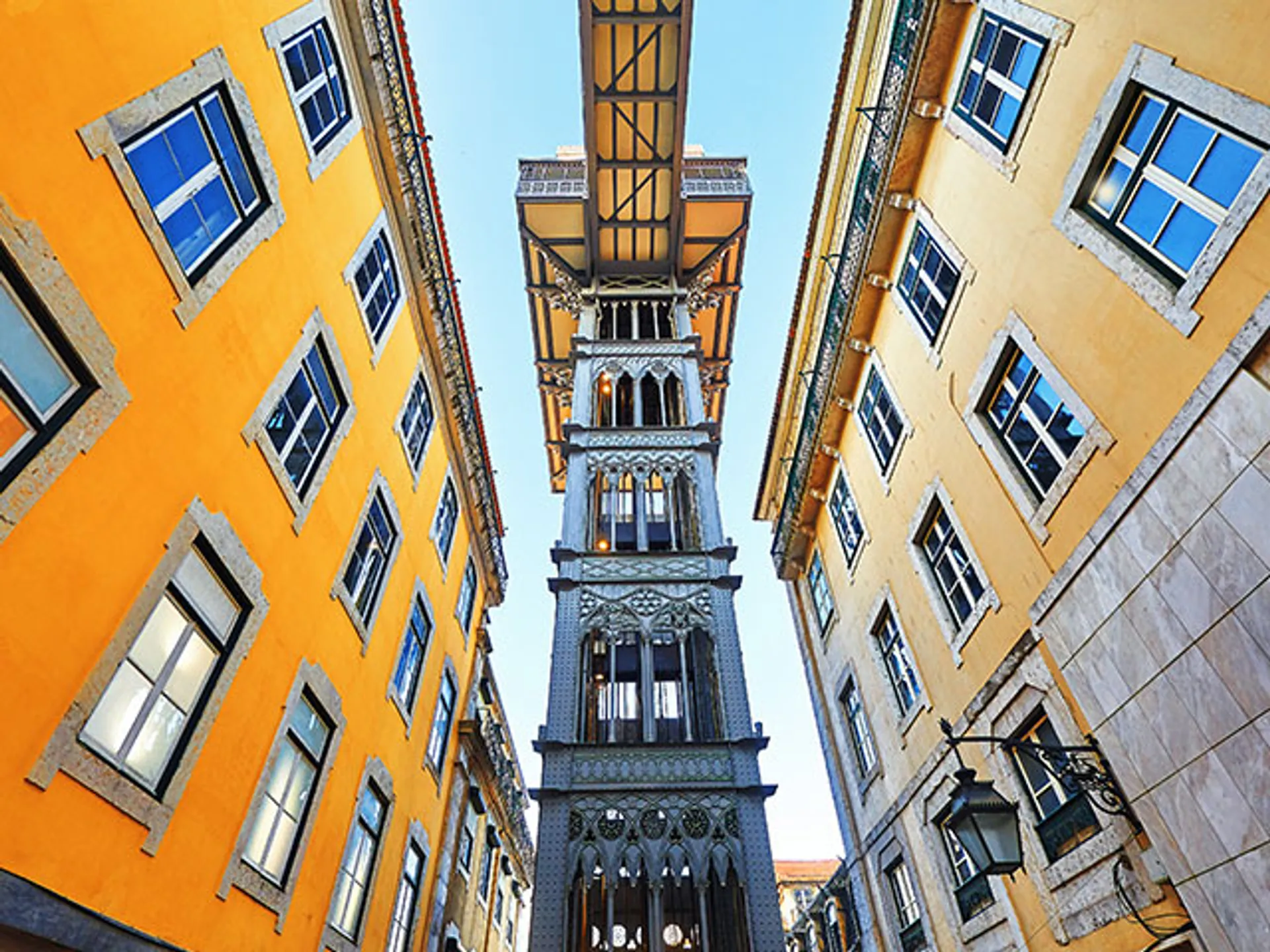 Elevador de Santa Justa en Lisboa visto desde abajo
