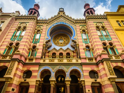 Fachada colorida de la Sinagoga Jubilar en el Barrio Judío de Praga