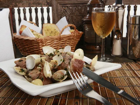 Porco a la alentejana -  Qué comer en Lisboa Buendía Tours guía de Viajes 