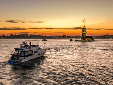 Crucero al atardecer por el Bósforo en un yate de lujo