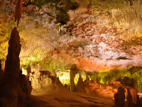 Estalagmitas y techos calcáreos en las Cuevas dels Hams, Mallorca