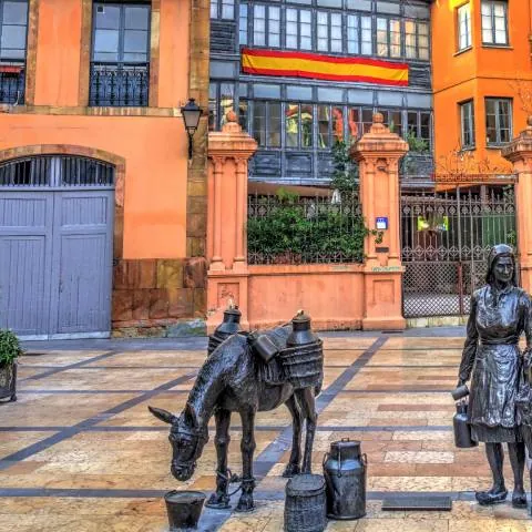 Plaza Trascorrales Estatua lechera Oviedo Buendía Tours