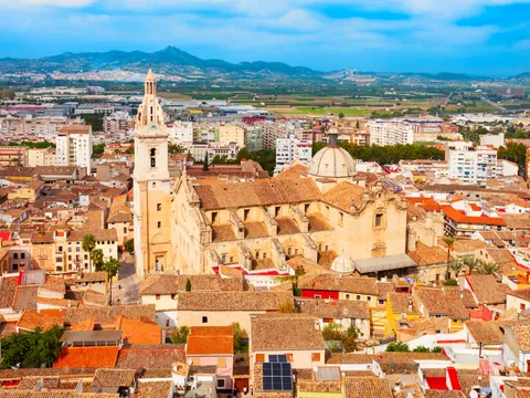 La basílica de Xátiva sobresale en el paisaje urbano.