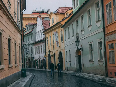 Calle histórica del casco viejo de Praga con fachadas coloridas