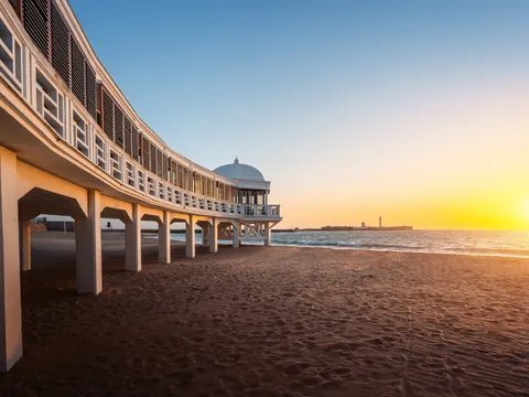 Playa de la Caleta en Cádiz al anochecer