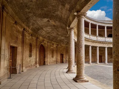 Patio del Palacio de Carlos V en la Alhambra de Granada, España.