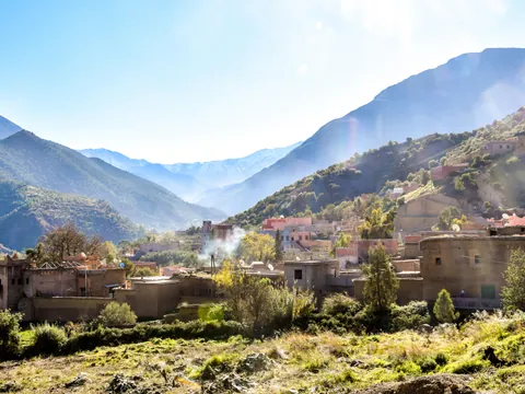 Aldea tradicional del valle de Ourika entre montañas del Atlas, cerca de Marrakech