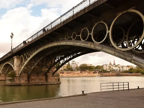 Puente Triana free tour por el Barrio de Triana visitas guiadas y excursiones en Sevilla