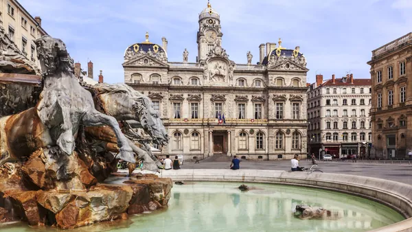 fuente-plaza-terreaux-tour-a-pie-lyon-en-español.jpg