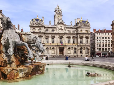 fuente-plaza-terreaux-tour-a-pie-lyon-en-español.jpg