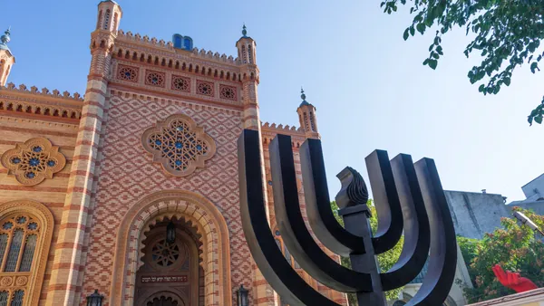 El Templo Coral, con detalle típico judío en la entrada, es uno de los monumentos que veremos en este tour por el barrio judío de Bucarest.