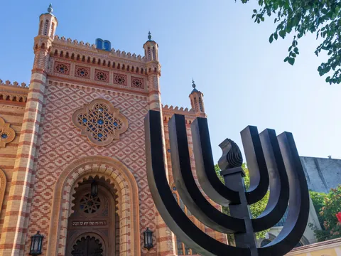 El Templo Coral, con detalle típico judío en la entrada, es uno de los monumentos que veremos en este tour por el barrio judío de Bucarest.