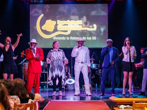 Espectáculo homenaje a Buena Vista Social Club sobre el escenario de Legendarios del Guajirito.