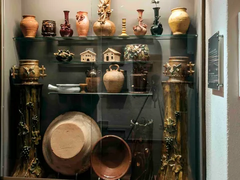 Vitrina con piezas de cerámica tradicional en la Casa Museo Cal Gerrer.