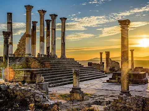 Ruinas romanas de Volubilis al atardecer en Marruecos