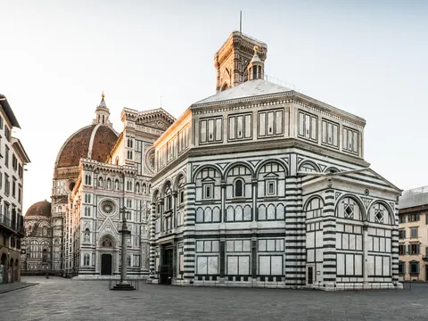 Catedral de Florencia con la cúpula de Brunelleschi y el Baptisterio de San Juan, Italia.