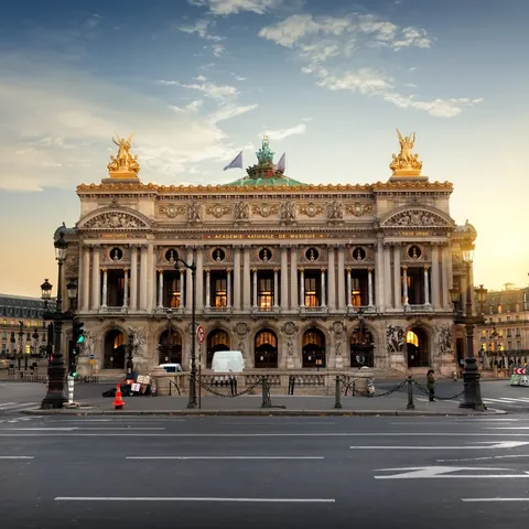 Vista de la Fachada de la Ópera Garnier de París