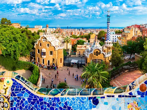 Vista panorámica del Park Güell con las casas modernistas y Barcelona al fondo