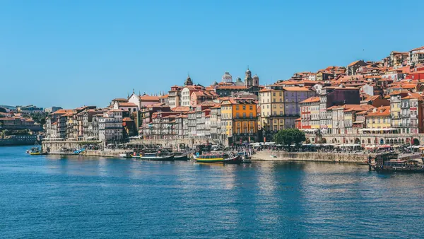 Vista panorámica de la Ribeira de Oporto con sus casas junto al río Duero