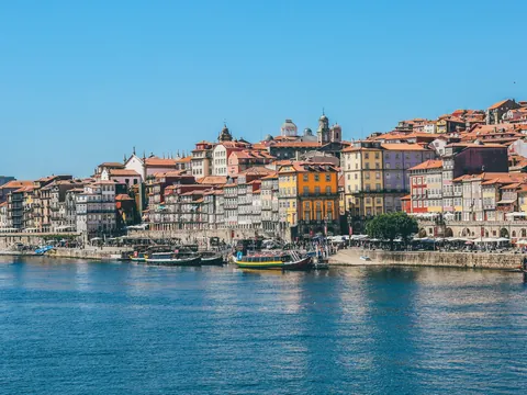 Vista panorámica de la Ribeira de Oporto con sus casas junto al río Duero