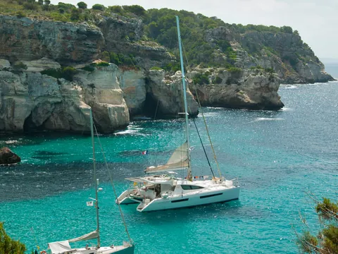 Catamarán fondeado en una cala de Mallorca