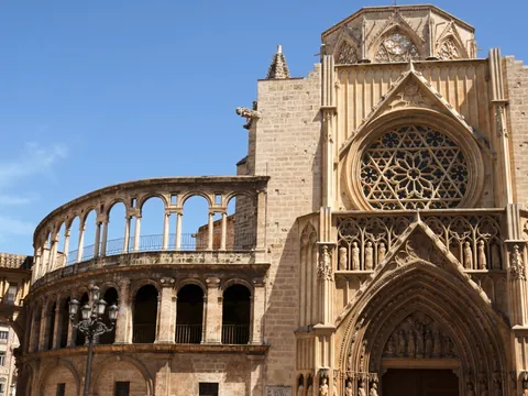 Fachada gótica de la Catedral de Valencia vista durante un tour en bici
