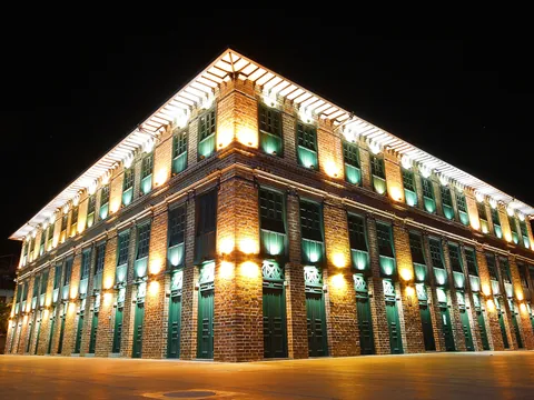 Edificio del casco histórico de Medellín iluminado en la noche, Colombia