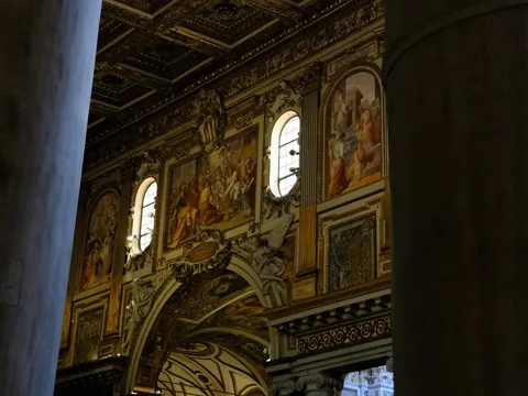 Mosaicos y frescos en la nave de la Basílica de Santa María la Mayor, Roma