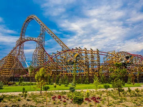 Montaña rusa Zadra en Energylandia, el mayor parque de atracciones de Polonia