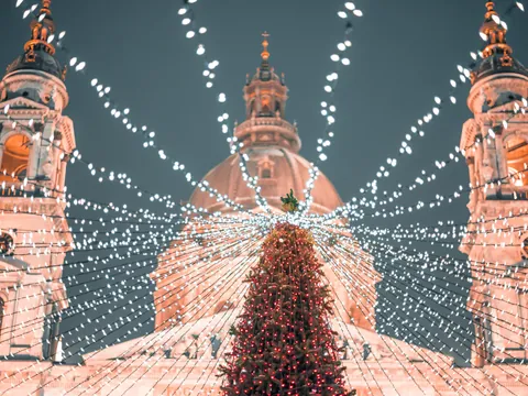 Árbol de Navidad y luces en la Basílica de San Esteban de Budapest.