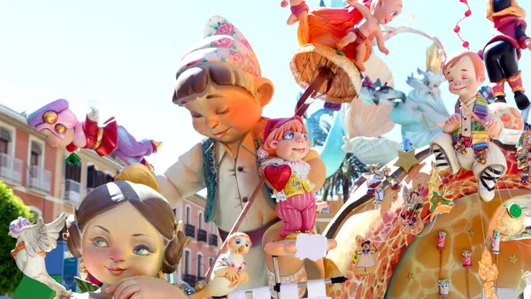 Ninots valencianos, protagonistas en este tour de las Fallas en Valencia.