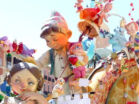 Ninots valencianos, protagonistas en este tour de las Fallas en Valencia.