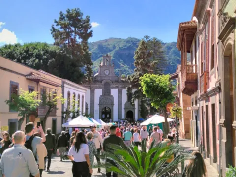 Ambiente en el mercado dominical de Teror durante la excursión desde Gran Canaria.
