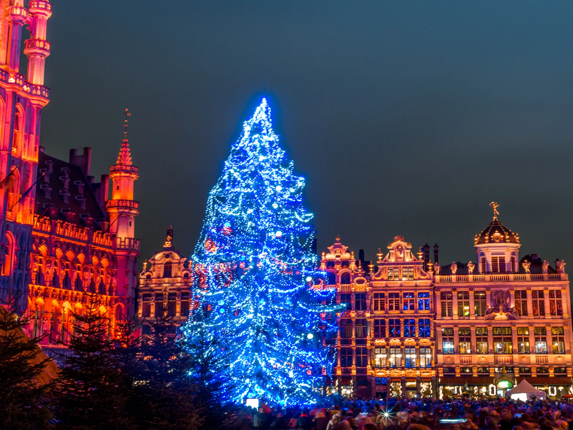Gran Place de Bruselas en Navidad - Los mejores destinos de Europa en el puente de diciembre 2022 - Blog - Buendía Tours