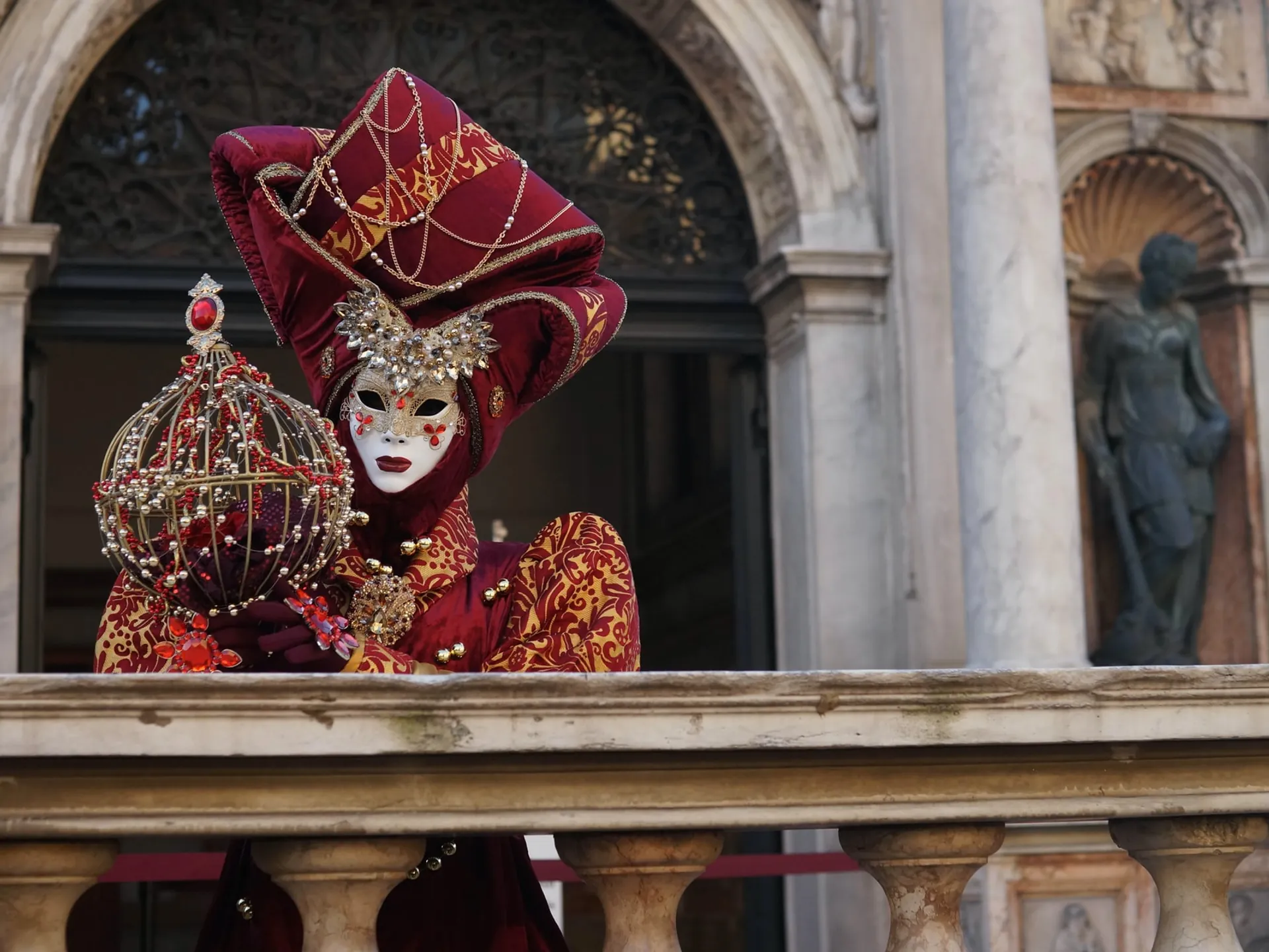 Disfraz de una mujer durante el Carnaval de Venecia - Carnaval de Venecia 2024: Lo que tienes que saber - Blog - Buendía Tours