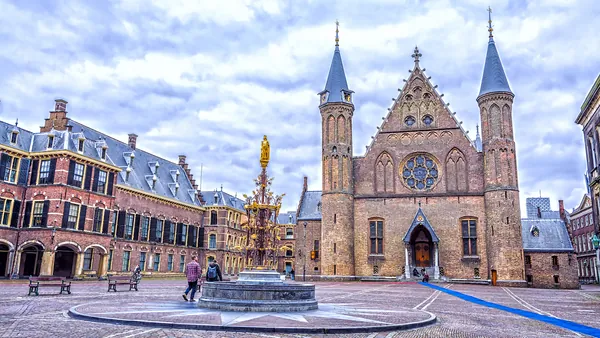 Vista de la plaza Binnenhof en La Haya, Países Bajos, con la histórica Sala de los Caballeros (Ridderzaal) de fondo, sus dos torres góticas y rosetón central.